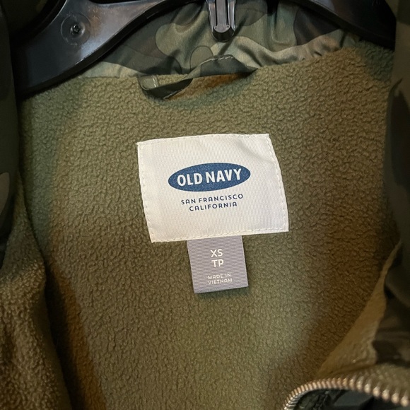 Old Navy camo outerware vest, never worn, size XS - Picture 2 of 4